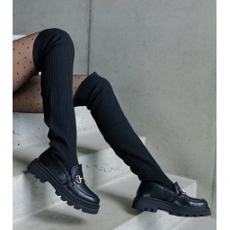 Gemre Black boots with a flexible upper on a flat heel Vrissa