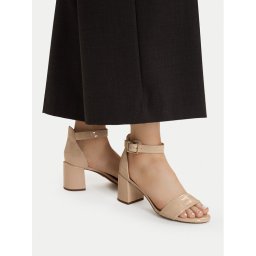 Clarks Сандали Ezoria Mae 26181299 Бежов
