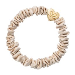 By Eloise London Gold Heart Skinny Silk Scrunchie цвят Sand