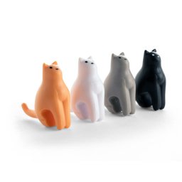 Коте държач на пакетче чай