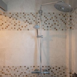 Полирана мозайка от меден оникс и бял мрамор 2.3 х 2.3 см