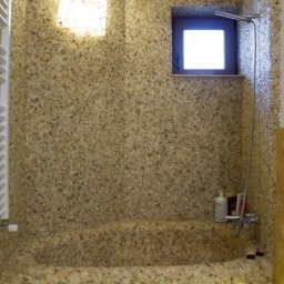 Опесъчена мозайка от малки овални камъчета оникс