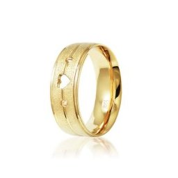 Aliança Folheada a Ouro Reta 7mm com Coração Vazado e Pedra de Zircônia de 1,5mm