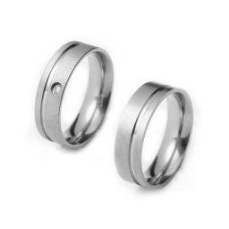 Aliança em aço inox confort reta 6mm c/ filete lateral s/ fio fosca / Aliança em aço inox confort reta 6mm c/ filete lateral s/ fio fosca c/ pedra de zircônia de 2mm