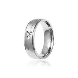 Aliança em Aço Inox Anatomica 6,5 mm com Frizo Diagonal e 3 Pedras de Zircônia de 1,5 mm
