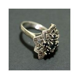Anel de Prata 925 com Macassita e Pedras Onix