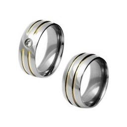 Aliança em aço inox anatômica 8mm c/ 2 filetes em ouro / Aliança em aço inox anatômica 8mm c/ 2 filetes interrompidos em ouro e pedra de zircônia de 3mm
