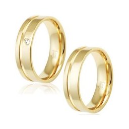 Aliança Folheada a Ouro Reta 6 mm com Frizo Lateral / Aliança Folheada a Ouro Reta 6 mm com Frizo Lateral e Pedra de Zircônia de 2 mm