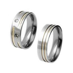 Aliança em aço inox confort reta 6mm c/ 2 filetes interrompidos em ouro e 2 pedras de zircônia de 2mm / Aliança em aço inox confort reta 7mm c/ 2 filetes laterais em ouro