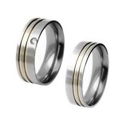 Aliança em aço inox confort reta 7mm c/ 2 filetes laterais em ouro / Aliança em aço inox confort reta 7mm c/ 2 filetes laterais em ouro e pedra de zircônia de 2mm