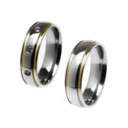 Aliança em aço inox anatômica 6mm com filetes em ouro / Aliança em aço inox anatômica 6 mm com dois filetes em ouro e três pedras de zircônia 2mm