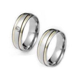 Aliança em aço inox anatômica 7mm com 2 filetes em ouro cruzados no verso / Aliança em aço inox anatômica 7mm com 2 filetes em ouro cruzados no verso e pedra 2mm