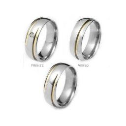 Aliança em aço inox anatômica 7mm com 1 filete de ouro em diagonal no verso / Aliança em aço inox anatômica 7mm com 1 filete de ouro em diagonal no verso e pedra 2mm