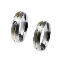 Aliança em aço inox anatômica 5mm com um filete em ouro e rabaixo / Aliança em aço inox anatômica 5mm com um filete em ouro com 1 pedra de zircônia e rebaixo