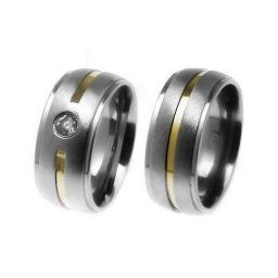 Aliança em aço inox anatômica 8mm com rebaixo lateral e um filete em ouro de 1,2mm / Aliança em aço inox anatômica 8mm c/ rebaixo lateral, um filete em ouro e pedra de 2mm de zircônia