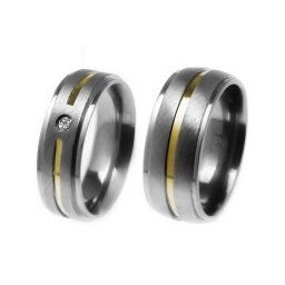 Aliança em aço inox anatômica 8mm com rebaixo lateral e um filete em ouro de 1,2mm / Aliança em aço inox reta 6mm com rebaixo e um filete em ouro e uma zircônia de 2mm