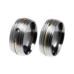 Aliança em aço inox anatômica 8mm com um filete em ouro e três frisos / Aliança em aço inox anatômica 8mm com um filete interrompido em ouro e pedra de zircônia de 2mm com frisos