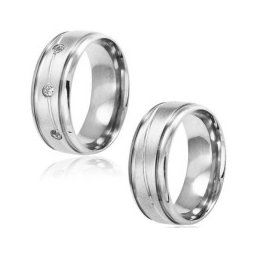 Aliança Aço Inox Anatômica 8 mm Fosca com Frizo Diagonal / Aliança em Aço Inox Anatômica 8 mm Fosca com Frizo e 3 Pedras de Zircônia de 2 mm