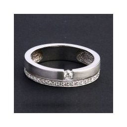 Anel de Ouro Branco com 34 Diamantes de 1 Ponto Cada e 1 Diamante de 7 Pontos