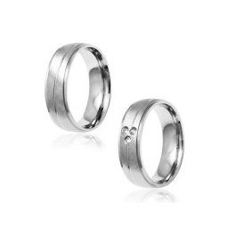 Aliança em Aço Inox Anatomica 6,5 mm com Frizo Central Diagonal / Aliança em Aço Inox Anatomica 6,5 mm com Frizo Diagonal e 3 Pedras de Zircônia de 1,5 mm