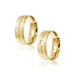 Aliança Folheada a Ouro Reta 7mm com Frizo Central Rebaixo Lateral / Aliança Folheada a Ouro Reta 7mm com Coração Vazado e Pedra de Zircônia de 1,5mm