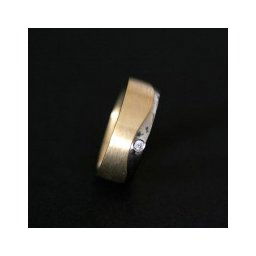 Aliança Anatômica de Ouro 18k 750 e Ouro Branco 18k 0750 Largura 6.9mm Espessura 1.5mm com 3 Diamantes de 2 Pontos