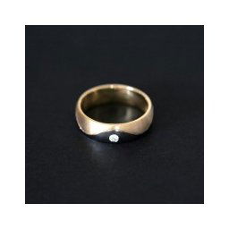 Aliança Anatômica de Ouro 18k 750 e Ouro Branco 18k 0750 Largura 5.9mm Espessura 1.5mm com 1 Diamantes de 7 Pontos