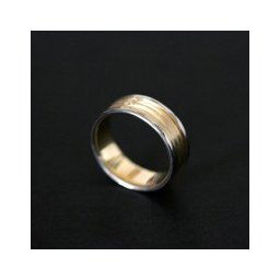 Aliança Anatômica de Ouro 18k 750 e Ouro Branco 18k 0750 Largura 7.7mm Espessura 1.5mm com 3 Diamantes de 4.5 Pontos