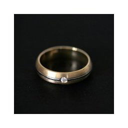 Aliança Anatômica de Ouro 18k 750 com Filete de Ouro Branco 18k 0750 Largura 5.0mm Espessura 1.5mm com 1 Diamante de 5 Pontos