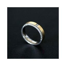 Aliança Anatômica de Ouro 18k 750 e Ouro Branco 18k 0750 Largura 5.2mm Espessura 1.5mm com 17 Diamantes de 1 Ponto