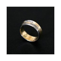 Aliança Anatômica de Ouro 18k 750 Largura 6.8mm Espessura 1.5mm com 15 Diamantes de 1 Ponto