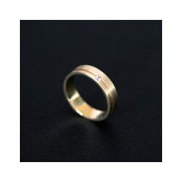 Aliança Anatômica de Ouro 18k 750 Largura 5.0mm Espessura 1.5mm com 1 Diamante de 5 Pontos