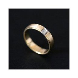 Aliança Anatômica de Ouro 18k 750 Largura 5.0mm Espessura 1.5mm com 1 Diamante de 5 Pontos