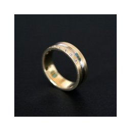 Aliança Anatômica de Ouro 18k 750 e Ouro Branco 18k 0750 Largura 5.9mm Espessura 1.5mm com 7 Diamantes de 1 Pontos