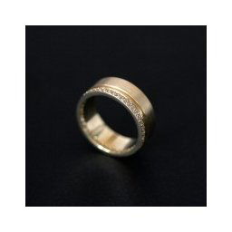 Aliança Anatômica de Ouro 18k 750 Largura 7.5mm Espessura 1.5mm com 44 Diamantes de 1 Ponto