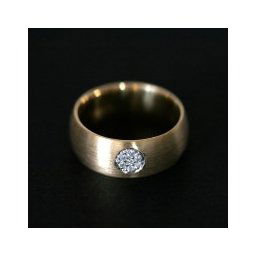 Aliança Anatômica de Ouro 18k 750 Fosco Largura 7.4mm Espessura 1.5mm com 7 Diamantes de 1 Ponto