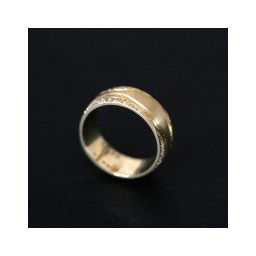 Aliança Anatômica de Ouro 18k 750 Largura 7.3mm Espessura 1.5mm com 24 Diamantes de 1 Ponto