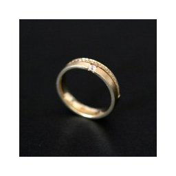 Aliança Anatômica de Ouro 18k 750 Largura 4.2mm Espessura 1.5mm com 1 Diamante de 5 Pontos e 20 Diamantes de 1 Ponto