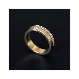 Aliança Anatômica de Ouro 18k 750 Largura 4.8mm Espessura 1.5mm com 1 Diamante de 7 Pontos e 26 Diamantes de 1 Ponto