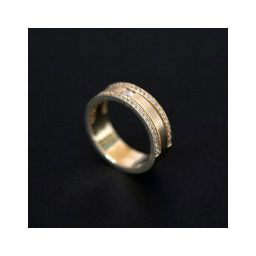 Aliança Anatômica de Ouro 18k 750 Largura 6.4mm Espessura 1.5mm com 1 Diamante de 7 Pontos e 56 Diamantes de 1 Ponto