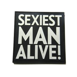 JACKETS TO GO nášivka SEXIEST MAN ALIVE! plast ČERNÁ/ŠEDÁ