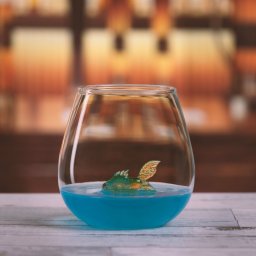 Skleněná sklenice na drinky se zlatou rybkou 550 ml
