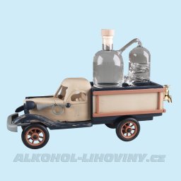 Dřevěné auto s destilačním přístrojem
