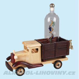 Dřevěné auto s vysokou lahví