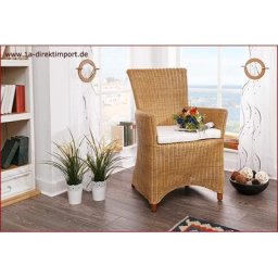 Bequemer schöner Rattansessel mit Kissen, honigfarbig