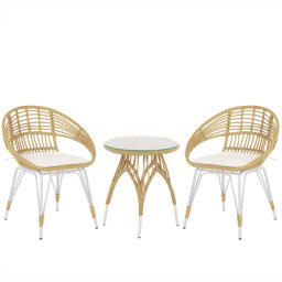 Balkonset Hellbraun Rattan Weißes Metall-Gestell Tisch mit Glasplatte 2 Sessel mit Sitzkissen Beige Terrasse Ausstattung Möbel Boho