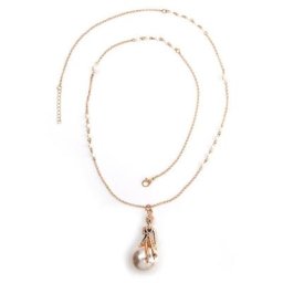 COLLEZIONE ALESSANDRO Lange Kette Maila, Frau mit Perlenkette