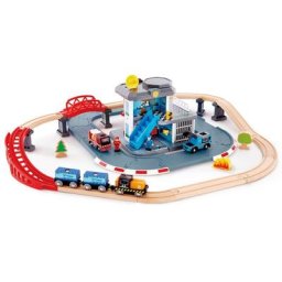 Hape Spielzeug-Eisenbahn Notfall Hauptquartier, mit 2 Fahrzeugen mit Licht & Sound