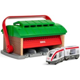 BRIO® Spielzeugeisenbahn-Gebäude BRIO® WORLD, Mitnehm-Lokschuppen mit Reisezug, FSC®- schützt Wald - weltweit