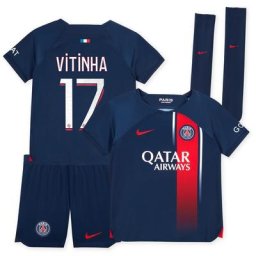 PSG Nike Stadium Mini-Kit Heim 2023-24 - Kleinkinder mit Aufdruck Vitinha 17